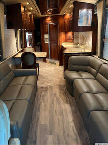 2001 Prevost Royale Coach XL2, $ 193,986