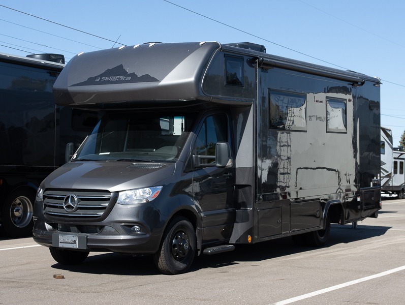 2025 Dynamax Isata 3 Series 24SSSFXM, $ 159,990