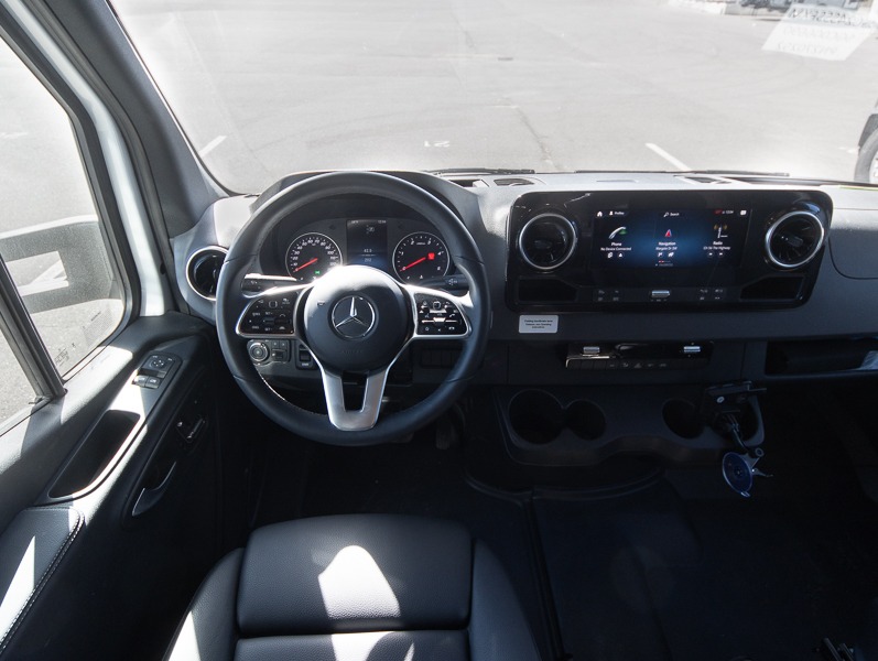 2025 Dynamax Isata 3 Series 24SSSFXM, $ 159,990