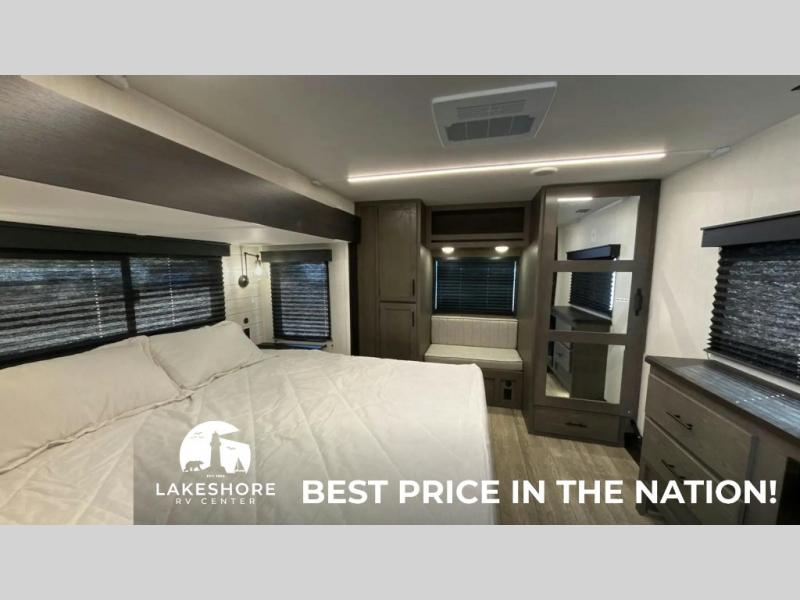 2025 Forest River Cherokee Arctic Wolf Suite 3850 , $ 88,169