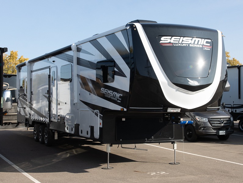 2025 Jayco Seismic Luxury Series 4113, $ 175,888