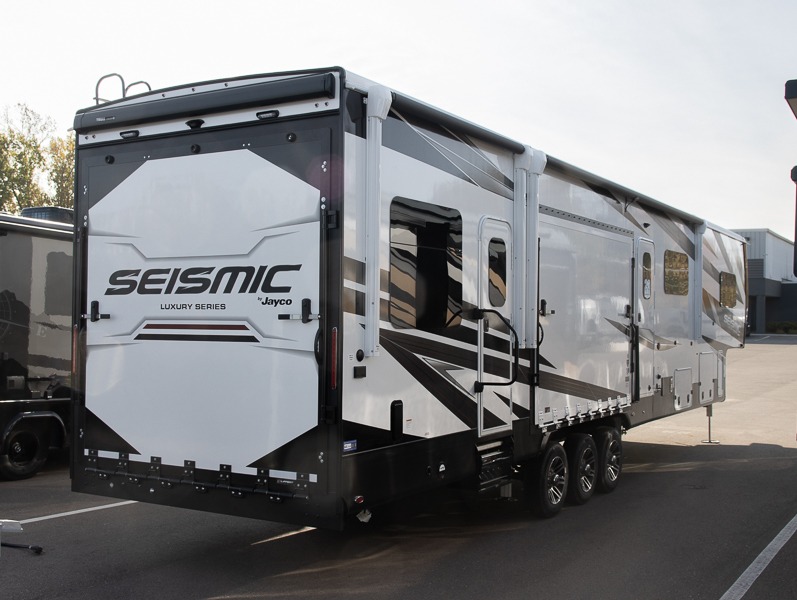 2025 Jayco Seismic Luxury Series 4113, $ 175,888