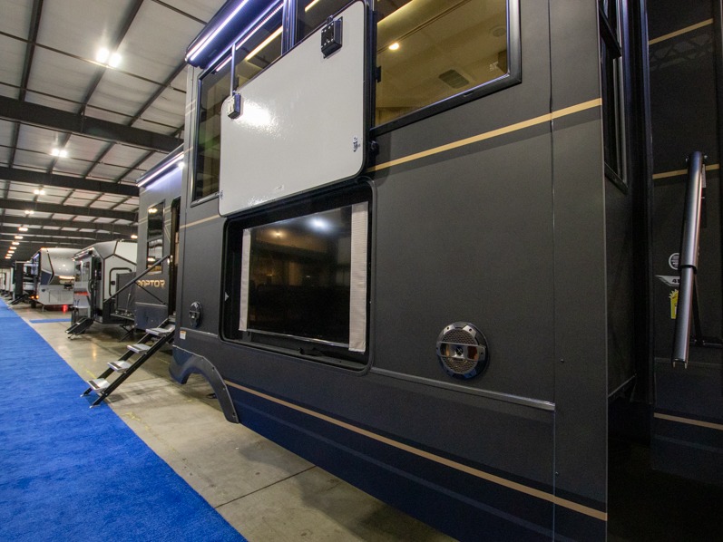 2025 Keystone Raptor 415, $ 180,865