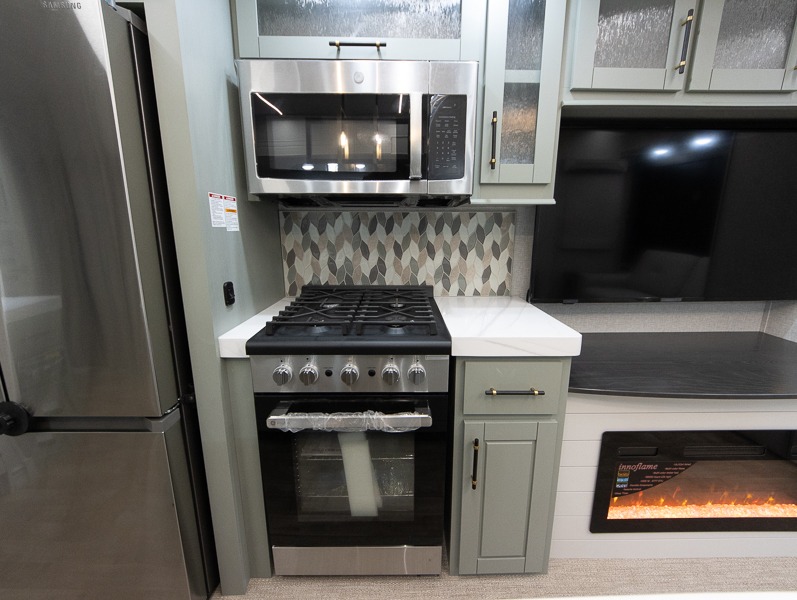 2025 Redwood Regency 3721FDB, $ 0
