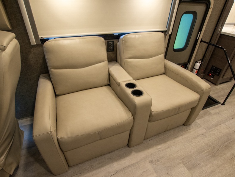 2022 Thor Motor Coach Palazzo 37.4, $ 0